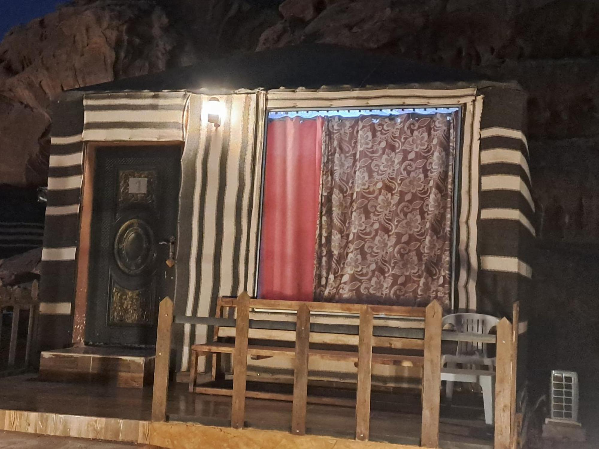 Taj Wadi Rum Camp Екстер'єр фото